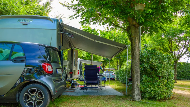 Emplacement  Aplus (Premier Rang) + 1 Voiture + Tente Ou Caravane + Électricité 10A + Digital Tv + Raccordement Eau Courante / Évacuation