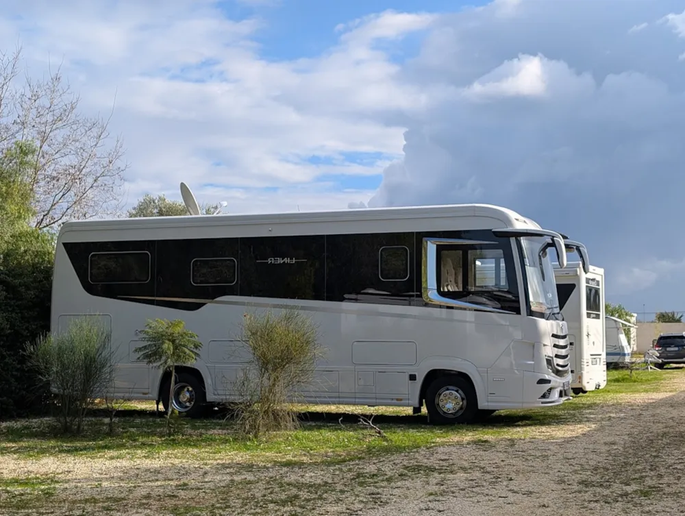 Großer Stellplatz Für Zelte/Wohnmobile/ Wohnwagen