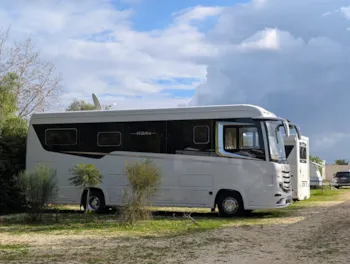 Stellplatz - Großer Stellplatz Für Zelte/Wohnmobile/ Wohnwagen - Lilybeo Village Camping & Residence