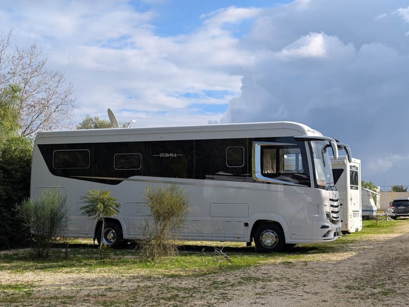 Großer Stellplatz für Zelte/Wohnmobile/ Wohnwagen