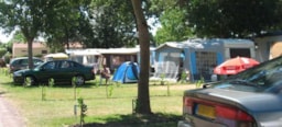 Kampeerplaats(en) - Pakket Standplaats / 1 Auto + Tent, Caravan + Elektriciteit 80 M² - Camping les Floralies