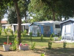 Kampeerplaats(en) - Pakket Standplaats / 1 Auto + Tent, Caravan + Elektriciteit 130 M² - Camping les Floralies