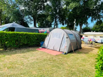 Stellplatz - Stellplatz + 1 Fahrzeug + Zelt, Wohnwagen Oder Wohnmobil (Von 15 Bis 12 Uhr) Mit Stromanschluss 130 M² - Camping les Floralies