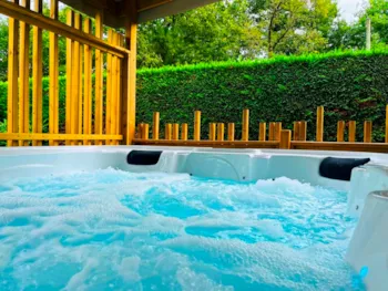Mietunterkunft - Mobil Home Prestige Climatisé Avec Spa, 3 Ch, 2 Salles D'eau, 2 Wc (Année 2025) - Camping les Floralies