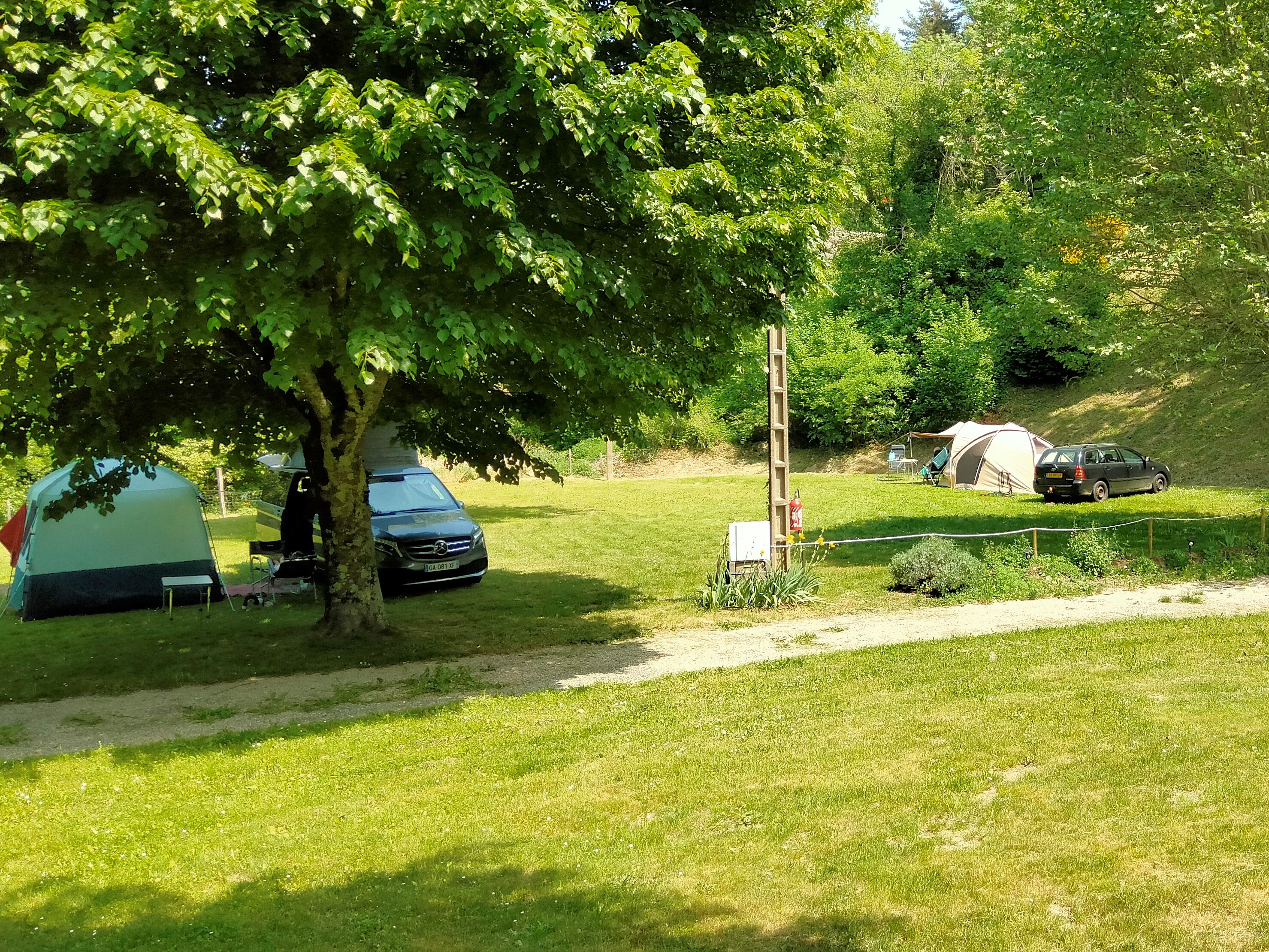 Stellplatz - Stellplatz + Fahrzeug - Camping municipal le Pré Coulet