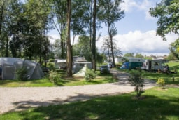 Kampeerplaats(en) - Standplaats + Voertuig - Camping de l'Ile