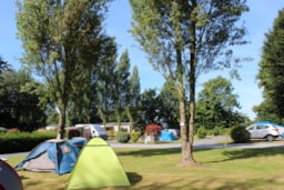 Kampeerplaats(en) - Basisprijs Comfortplaats (1 Tent, Caravan Of Camper / 1 Auto / Elektriciteit 10A) - Camping Le Clos de Balleroy