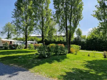 Stellplatz - Stellplatz Confort (Zelt, Wohnwagen, Wohnmobil / 1 Auto / Strom 10A) - Camping Le Clos de Balleroy