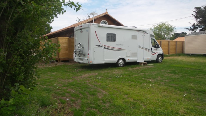 Forfait Camping Key : 1 Voiture + 1 Tente Ou 1 Caravane Ou 1 Camping-Car + Electricité