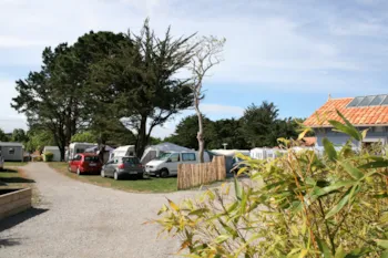 Stellplatz - Pauschale Acsi Card : Auto + Zelt Oder Wohnwagen + Strom - Camping du Vieux Château