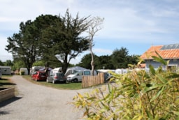 Kampeerplaats(en) - Pakket Acsi Card : 1 Voertuig + Tent Of Caravan + Elektriciteit - Camping du Vieux Château