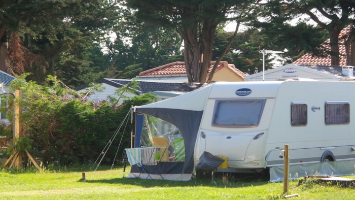 Forfait Confort Avec Électricité: 1 Voiture + 1 Tente Ou 1 Caravane Ou 1 Camping-Car