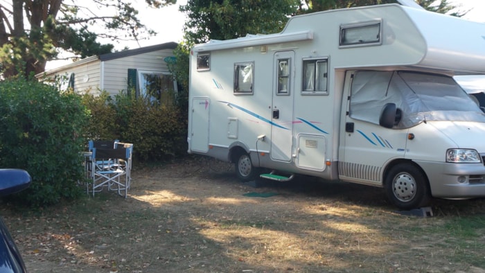 Forfait Confort Avec Électricité: 1 Voiture + 1 Tente Ou 1 Caravane Ou 1 Camping-Car