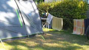 Stellplatz - Komfortpaket Mit Strom: 1 Auto + 1 Zelt Oder 1 Wohnwagen Oder 1 Wohnmobil - Camping du Vieux Château