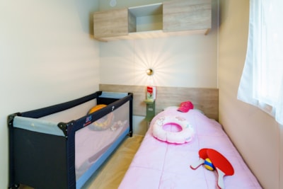 Quiétude Premium 35m² mobile home - 3 bedrooms + television, dishwasher, and deck chairs/sun loungers — 7