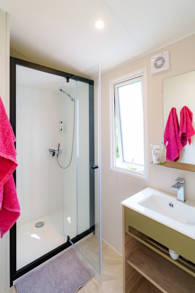 Quiétude Premium 35m² mobile home - 3 bedrooms + television, dishwasher, and deck chairs/sun loungers — 9