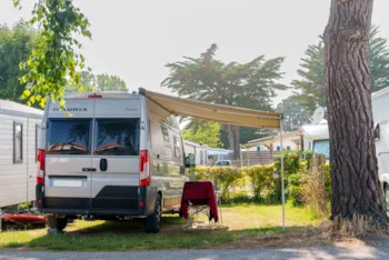Emplacement - Forfait Confort Avec Électricité: 1 Voiture + 1 Tente Ou 1 Caravane Ou 1 Camping-Car - Camping du Vieux Château