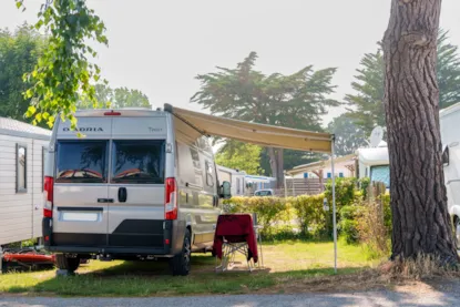 Forfait Confort Avec Électricité: 1 Voiture + 1 Tente Ou 1 Caravane Ou 1 Camping-Car
