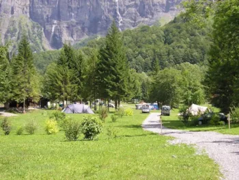 Stellplatz - Stellplatz Komfort (1 Zelt, Wohnwagen, Wohnmobil / 1 Auto / Strom 6A) - Camping Le Pelly