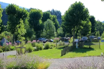 Stellplatz - Stellplatz + 1 Auto + Zelt , Wohnwagen Oder Wohnmobil - CAMPING LOU GOURDAN