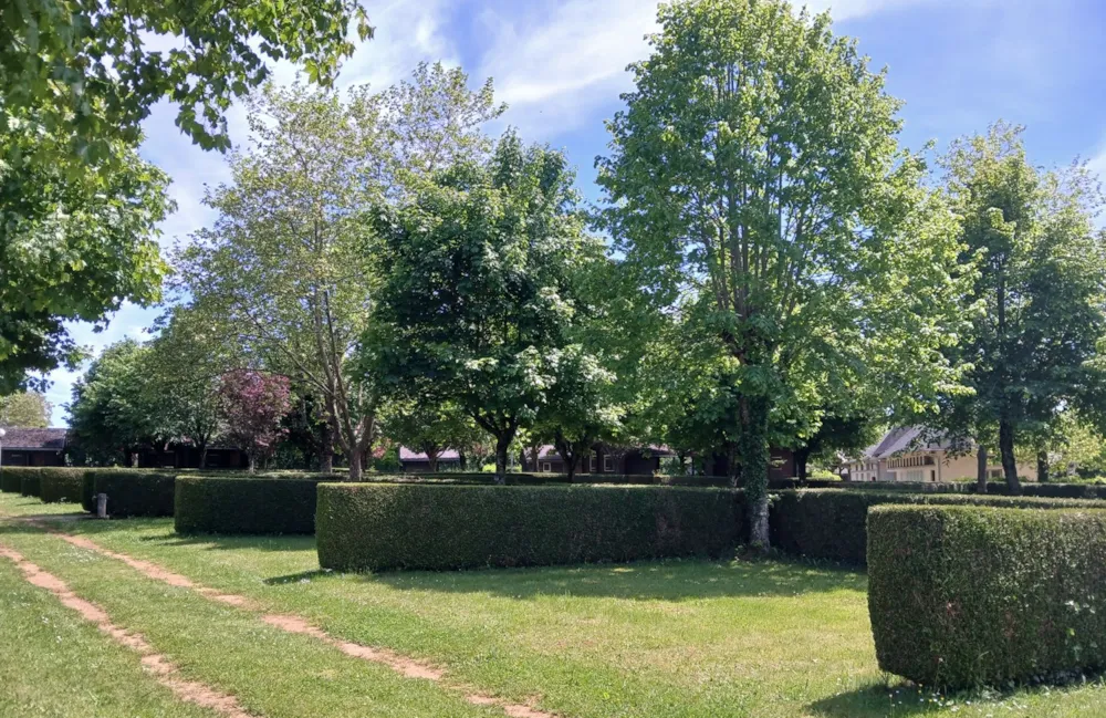 Emplacement - Forfait Emplacement 2 Personnes + Voiture - 85M² - Camping L'Echappée Verte