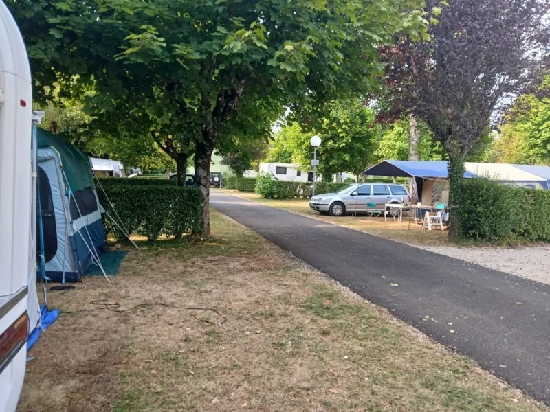 Forfait Emplacement 2 Personnes + Voiture - 85M²