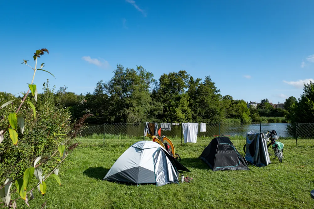 Kampeerplaats(en) - Forfait Camping (Standplaats, 2 Personen, 1 Voertuig) - Camping Onlycamp Les Berges de l'Yonne
