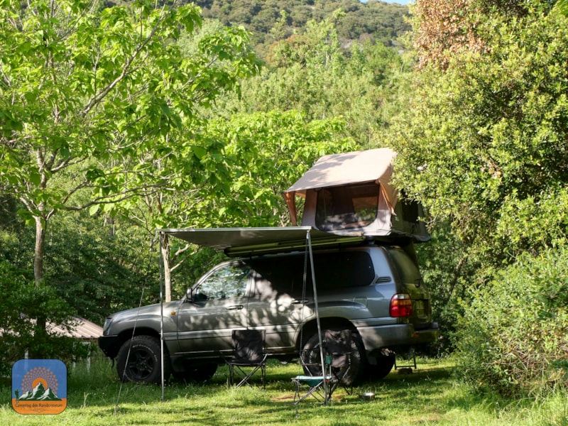 Pakket standplaats + 1 voertuig + 1 tent (max. 7x3m) + elektriciteit (prijs voor 2 pers.)