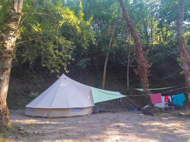 Forfait Emplacement 1 Tente (7X3m Max.) (Prix Basé Sur 2 Pers.) Avec Électricité. Pas De Véhicule