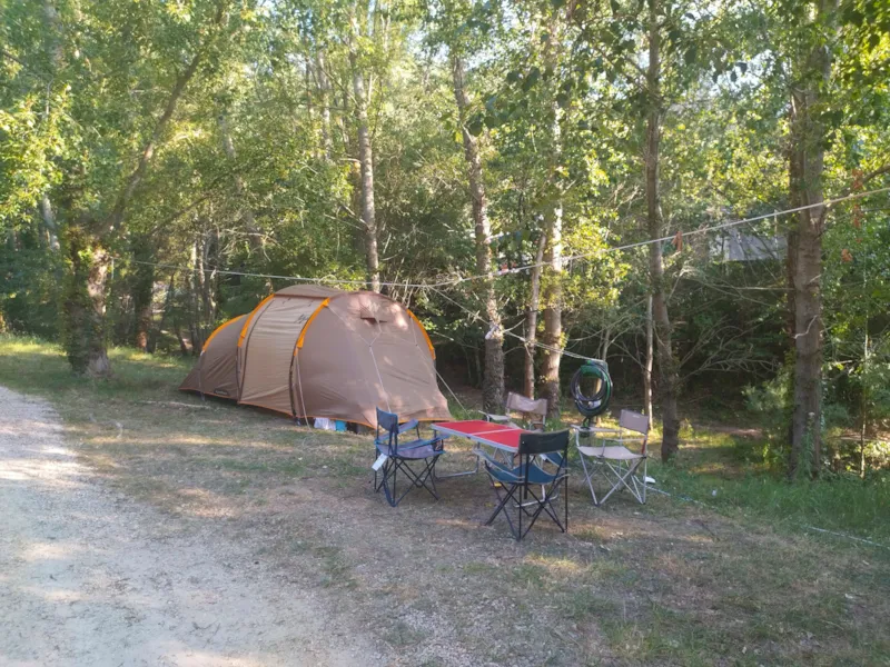 Forfait Emplacement 1 Tente (7X3m Max.) (Prix Basé Sur 2 Pers.) Avec Électricité. Pas De Véhicule