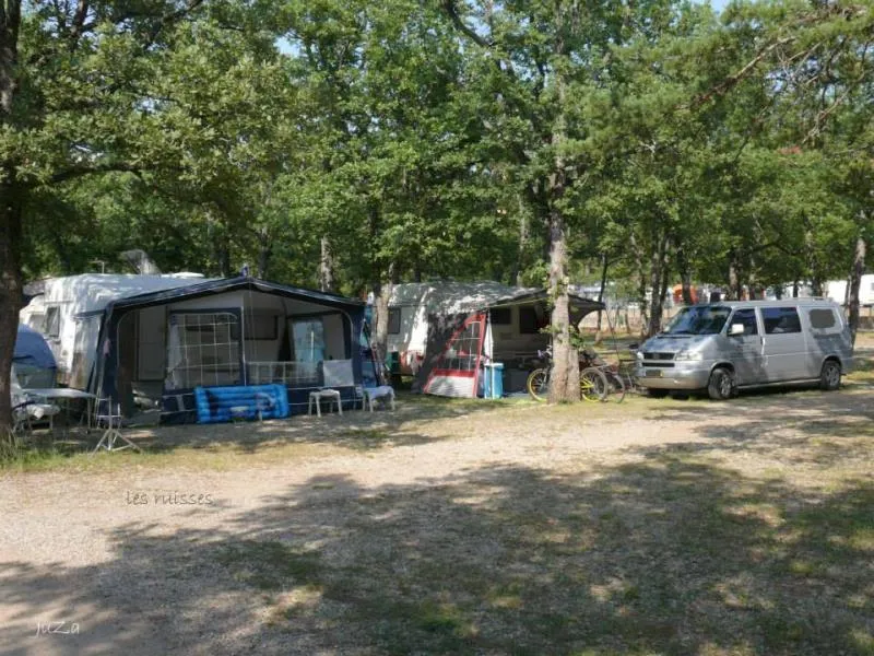 Kampeerplaats met elektriciteit 6A (tent, caravan of camper + voertuig)