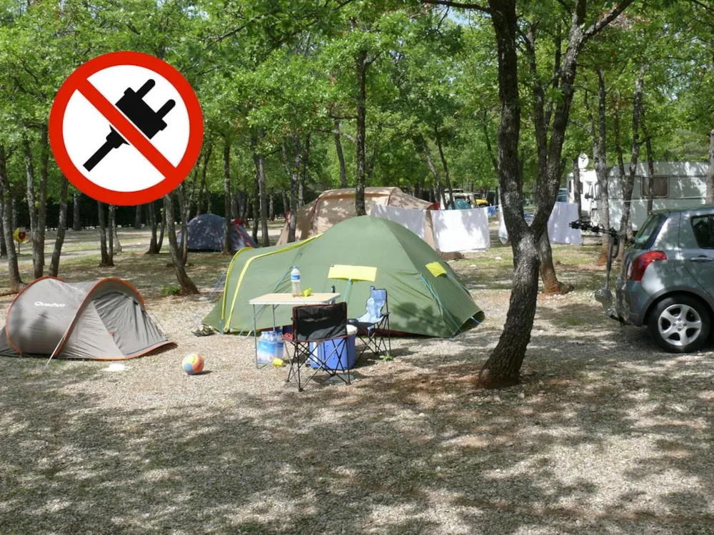 Kampeerplaats zonder elektriciteit (tent, caravan of camper + voertuig)
