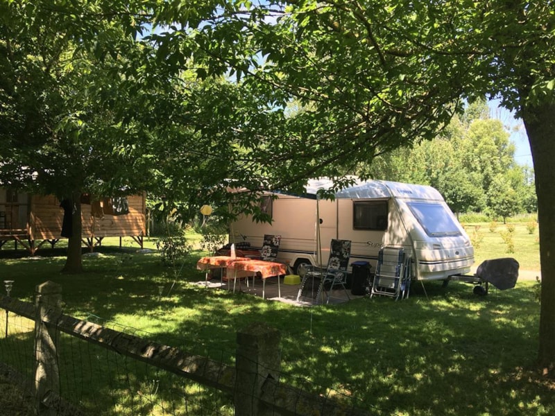 Piazzola Confort (tenda, roulotte, camper + 1 auto + Elettricità 16A)