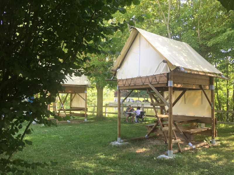 Biwakzelt – Blick auf den Fluss