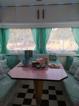Accommodation - Vintage Cotton Candy Caravan - Camping Morédéna