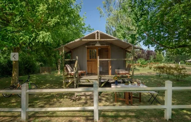 Mietunterkunft - Lodge Flussblick (2 Zimmer) + Überdachte Terrasse - Camping Morédéna