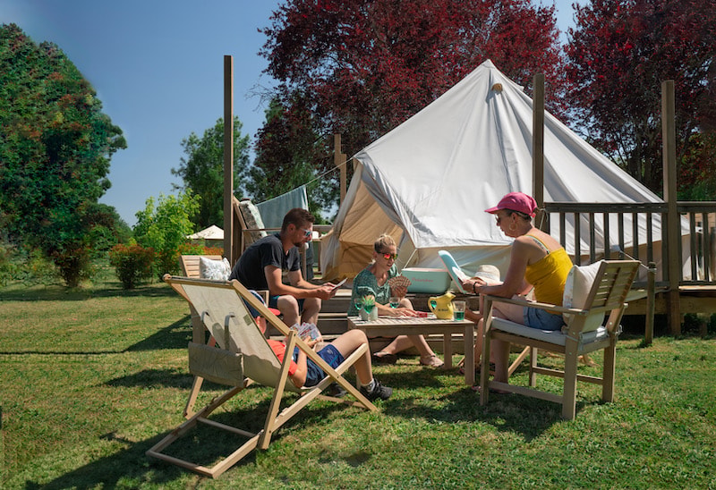 Skandinavisches Zelt auf Stelzen