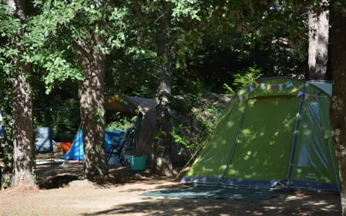 Stellplatz - Stellplatz + 1 Auto + Zelt/Wohnwagen Oder Wohnmobil + Strom 10A - image n°7 - Camping Ardèche Domaine de Gil