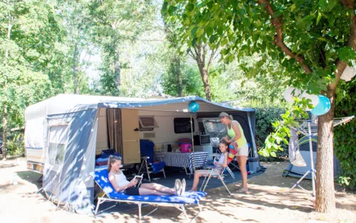 Stellplatz - Stellplatz + 1 Auto + Zelt/Wohnwagen Oder Wohnmobil + Strom 10A - image n°5 - Camping Ardèche Domaine de Gil