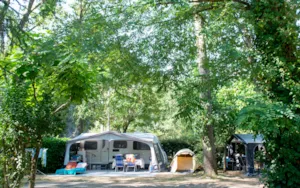 Emplacement - Stellplatz + 1 Auto + Zelt/Wohnwagen oder Wohnmobil + Strom 10A - Camping Ardèche Domaine de Gil