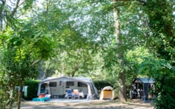 Kampeerplaats(en) - Standplaats + 1 Auto + Tent / Caravan Of Kampeerauto + Elektriciteit 10A - Camping Ardèche Domaine de Gil