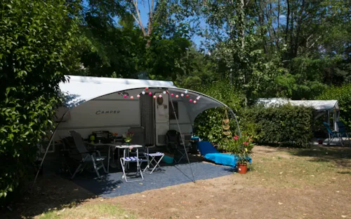 Stellplatz - Stellplatz + 1 Auto + Zelt/Wohnwagen Oder Wohnmobil + Strom 10A - image n°8 - Camping Ardèche Domaine de Gil