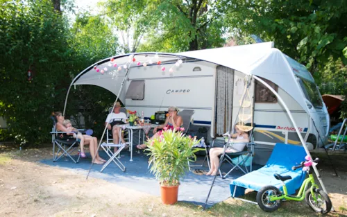 Stellplatz - Stellplatz + 1 Auto + Zelt/Wohnwagen Oder Wohnmobil + Strom 10A - image n°2 - Camping Ardèche Domaine de Gil