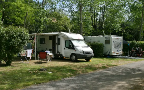 Stellplatz - Stellplatz + 1 Auto + Zelt/Wohnwagen Oder Wohnmobil + Strom 10A - image n°3 - Camping Ardèche Domaine de Gil