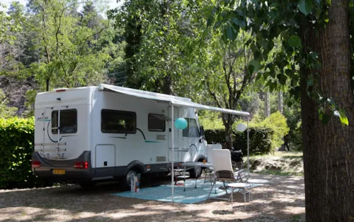 Stellplatz - Stellplatz + 1 Auto + Zelt/Wohnwagen Oder Wohnmobil + Strom 10A - image n°9 - Camping Ardèche Domaine de Gil