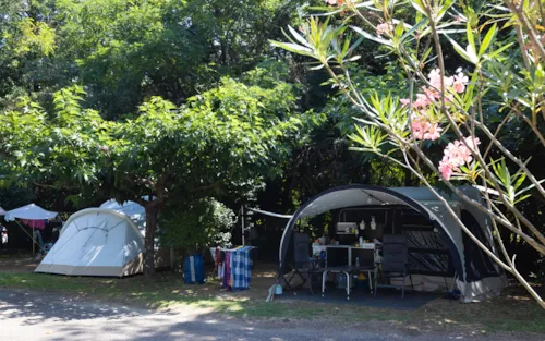 Stellplatz - Stellplatz + 1 Auto + Zelt/Wohnwagen Oder Wohnmobil + Strom 10A - image n°4 - Camping Ardèche Domaine de Gil