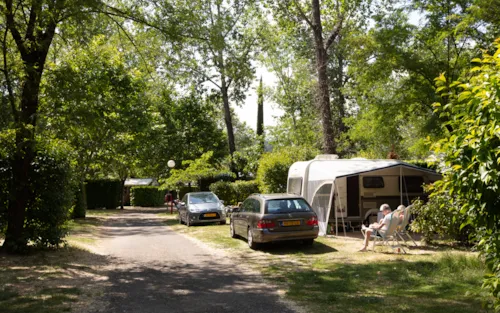 Stellplatz - Stellplatz + 1 Auto + Zelt/Wohnwagen Oder Wohnmobil + Strom 10A - image n°10 - Camping Ardèche Domaine de Gil