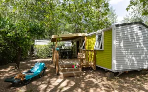 Locatif - Family Premium – 3 Zimmer (Samstag) – max. 4 Erwachsene – klimatisiert - Camping Ardèche Domaine de Gil