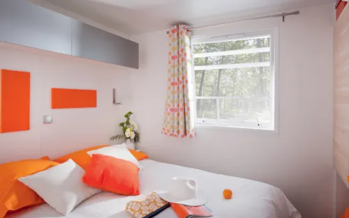 Mietunterkunft - Großes Familienzimmer – 2 Schlafzimmer (Sonntag) – Max. 2 Erwachsene – Klimatisiert - image n°3 - Camping Ardèche Domaine de Gil