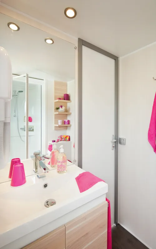 Mietunterkunft - Großes Familienzimmer – 2 Schlafzimmer (Sonntag) – Max. 2 Erwachsene – Klimatisiert - image n°8 - Camping Ardèche Domaine de Gil
